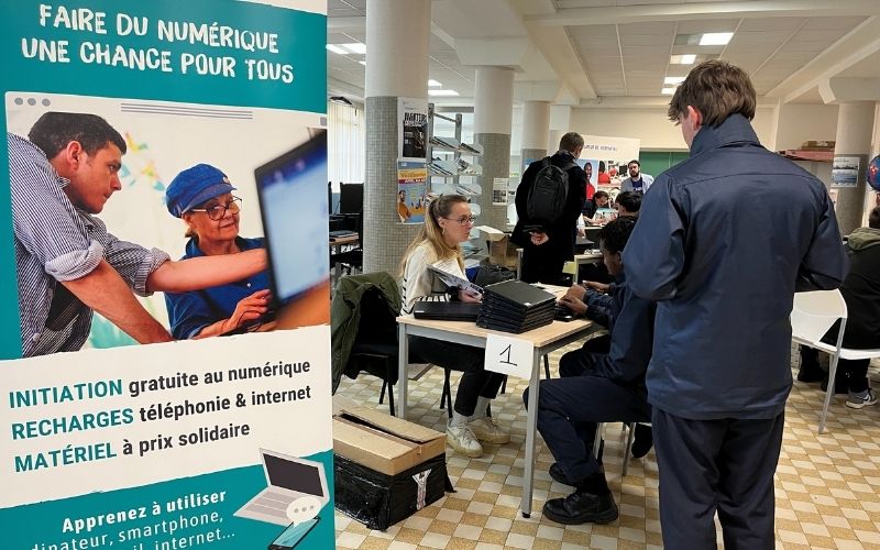 Cher : 59 ordinateurs distribués à des jeunes pour accélérer leur inclusion numérique