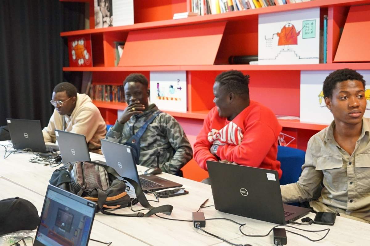 Inclusion numérique des mineurs isolés : un projet qui porte ses fruits à Strasbourg