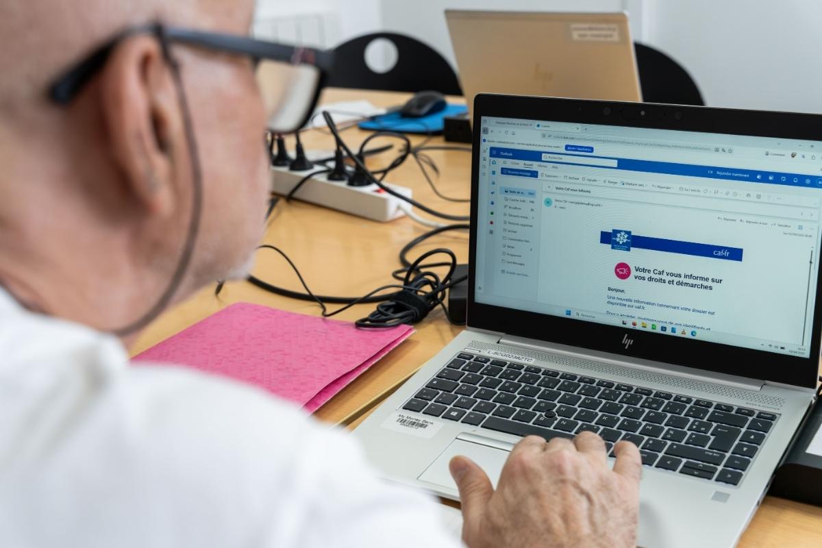 Sécurité en ligne : Comment Emmaüs Connect accompagne les publics exclus du numérique