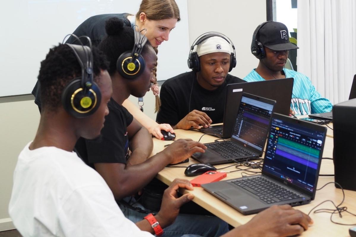 Des jeunes à Strasbourg pendant le programme d'inclusion numérique d'Emmaüs Connect